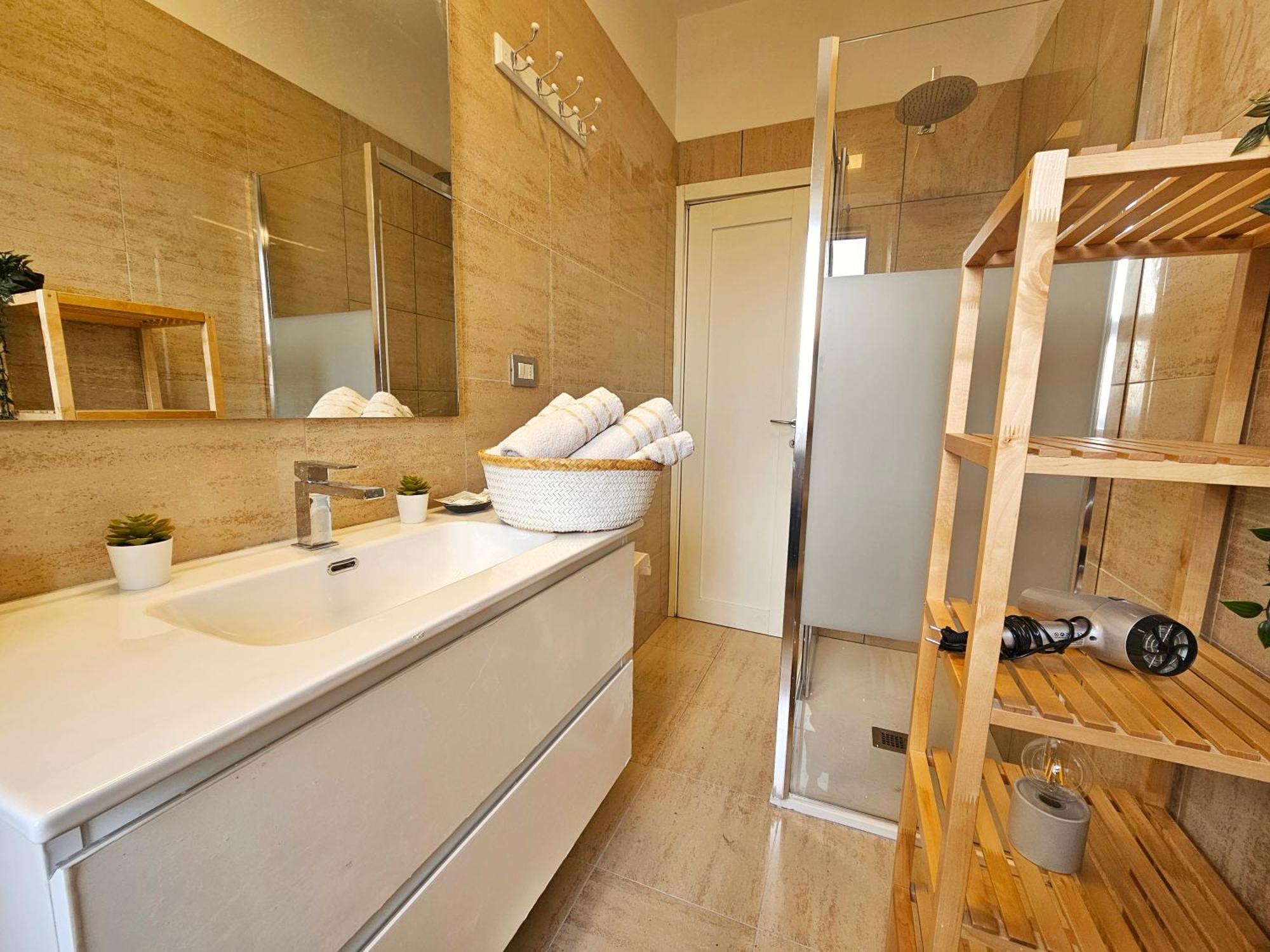 Sunny & Updated Flat With Panoramic City View 50M From M4 Stop Milaan Buitenkant foto